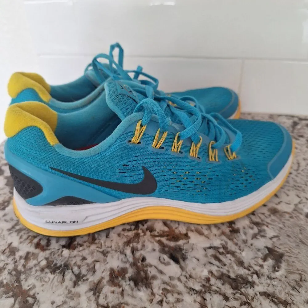 Nike running sneakers 584778-401‎ size 8US